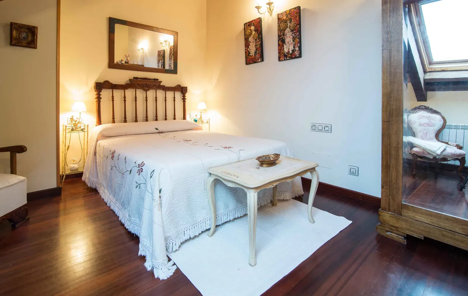Habitación doble con cabecero de madera y lámpara de noche