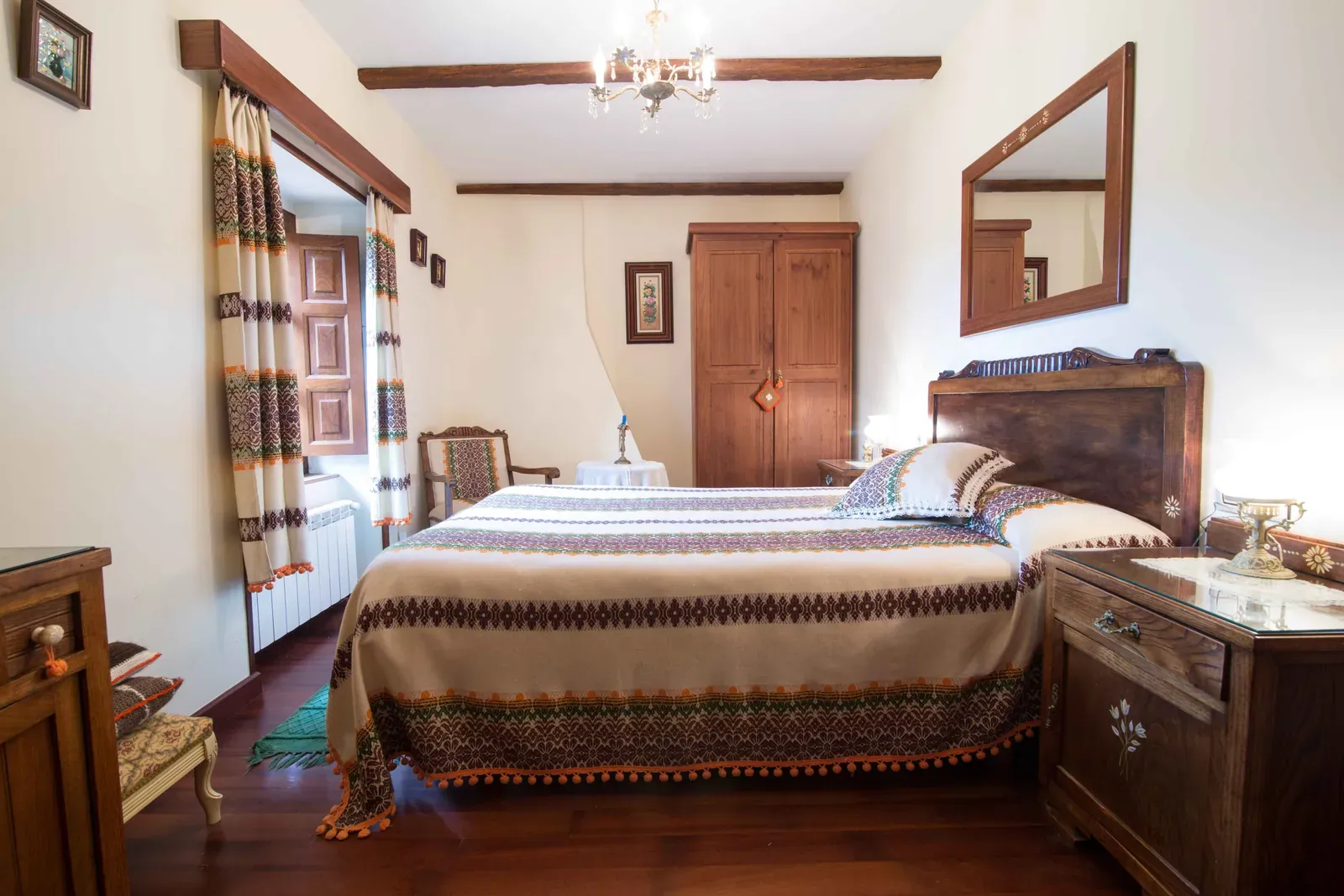 Habitación doble con cama de dosel con cortinajes y armario